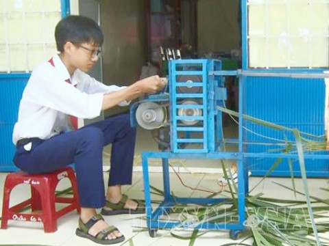 Học sinh lớp 9 chế tạo máy chuốt lá dừa